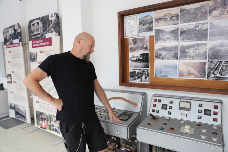 Der Betriebsleiter am historischen Steuerpult der Drahtseilbahn Augustusburg