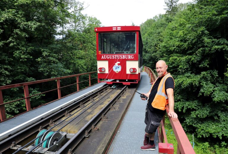 Betriebsleiter Peter Donat bei einer Streckenbegehung der Drahtseilbahn Augustusburg