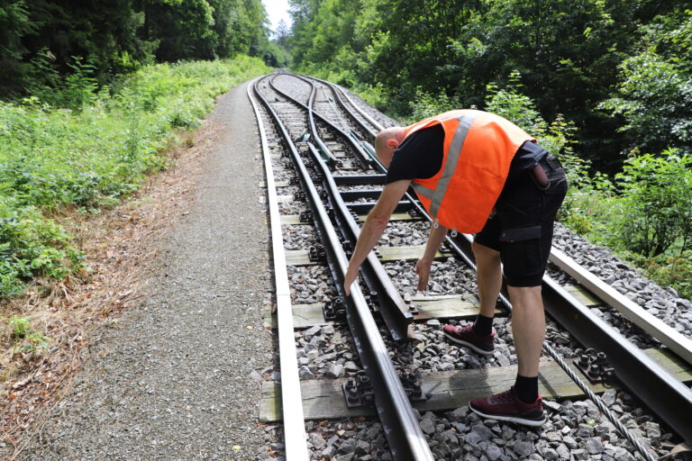 Peter Donat bei einer Streckenbegehung der Drahtseilbahn Augustusburg